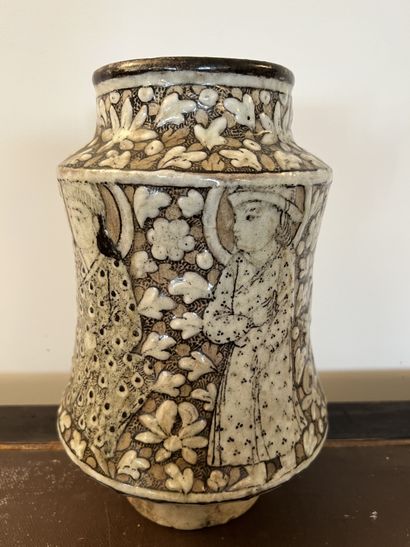 null Vase albarello in siliceous earthenware decorated with a frieze of characters...