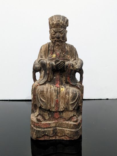 null Dignitary in carved wood, formerly gilded and polychrome. H. 18 cm. China, 19th...