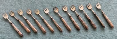 null Suite of twelve cake forks, handles in silver (950). Gross weight : 334,42 g....