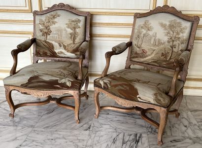 null Pair of armchairs in natural wood molded and carved with shells, foliage and...