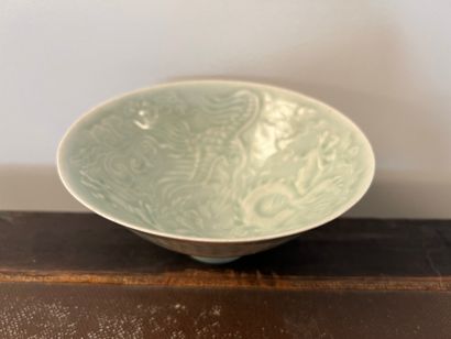null Cup on heel in celadon porcelain. The interior decorated with dragons and phoenix....