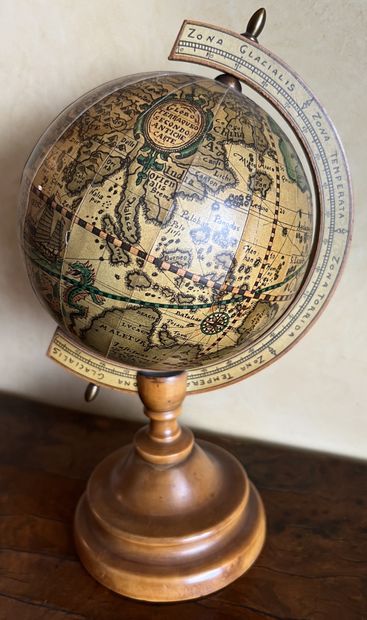 null Small world map on a fruitwood stand. Modern. H. 29 cm.