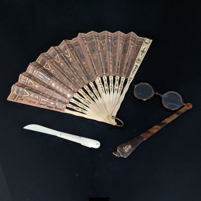 null Display cases: fan with bone frame decorated with flowered staples and rose...