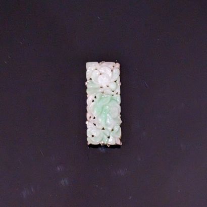 null Silver clip (800), decorated with a rectangular plate in jade chased with flowers....