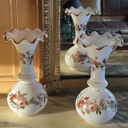 null Pair of opaline vases, the neck hemmed. Polychrome floral decoration and highlights...