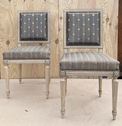 null Pair of chairs with flat backs in cream lacquered wood with green rechampi decoration...