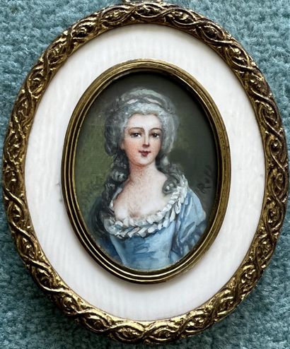 null Miniature ovale représentant une jeune femme dans le style du XVIIIe siècle....