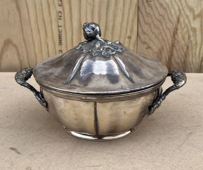 null Silver-plated metal vegetable dish, with ribs, the catch of the lid in seed,...