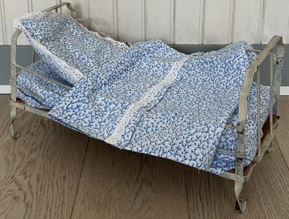 null Doll's bed in grey lacquered metal, one of the long sides with a moving decoration....