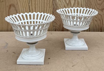 null Pair of white porcelain openwork cups on pedestal. 19th century. H. 20 cm -...
