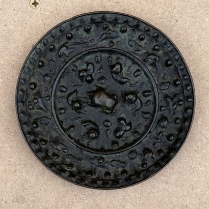 null Far East : - bronze mirror in the Han style, D. 14 cm; - small porcelain gourd...