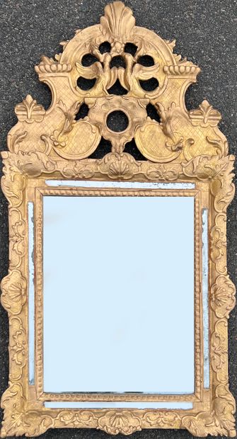 null Mirror with gilded wood frame decorated with shells in cartouches surrounded...
