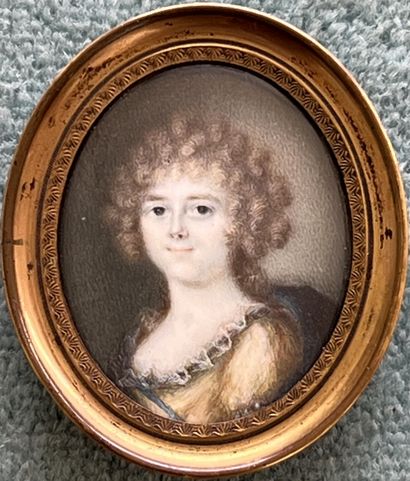 null Oval miniature representing a young woman with curly hair. 5,2 x 4,2 cm.