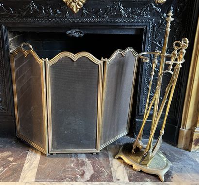 null Fireplace screen in bronze with three gridded leaves. H. 51 cm. Varnished brass...