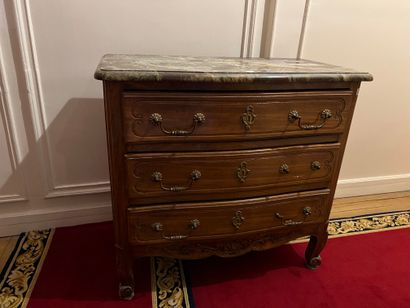 null Small chest of drawers in fruitwood, the front slightly curved with three drawers,...