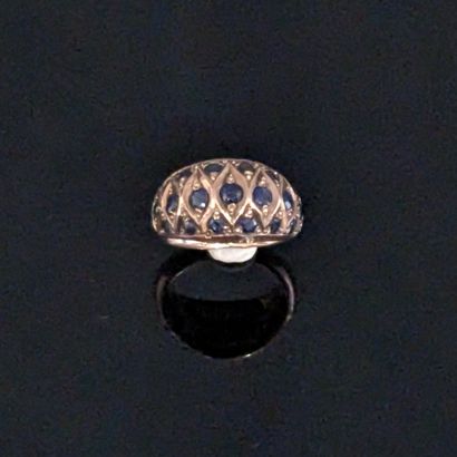 null Ring in gold, decorated with blue stones in a trellis. Gross weight: 6.05 g...