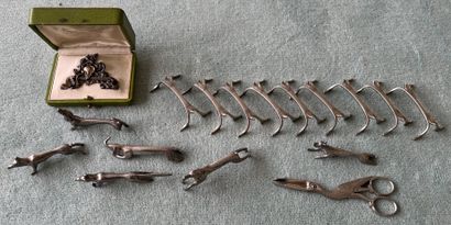 null Suite of six silver plated knife holders with a hunting theme. Accidents. Attached:...