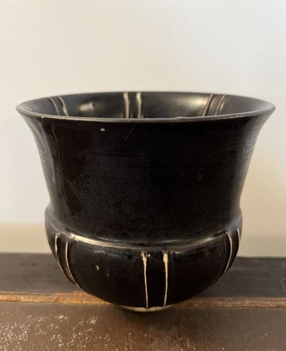 null Vase in black glazed ceramic, the horned neck and the base underlined by channels...