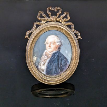 null Oval miniature depicting a man in 18th century costume. 6.3 x 5.1 cm. In a small...