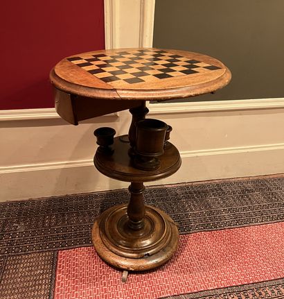null Small pedestal table in fruit wood, the round top inlaid with a checkerboard,...