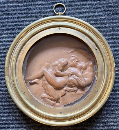 null Round medallion in wax Bacchante and fauna. D. 22 cm. In a large brass medallion...