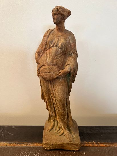 null Statuette of a woman in terracotta, holding a fan. Tanagra style. H. 23 cm.