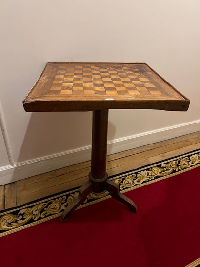 null Pedestal table in fruitwood and fruitwood veneer, the quadrangular tray inlaid...