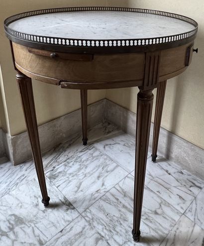 null Mahogany and mahogany veneer bouillotte table, white marble top with gallery,...