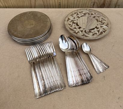 null Part of a silver plated cutlery set decorated with moldings and stylized clasps....
