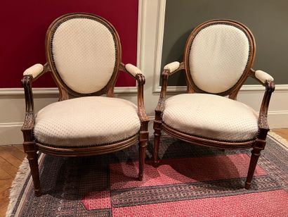 null Pair of armchairs in molded and carved rosewood, the cabriolet back in medallion,...
