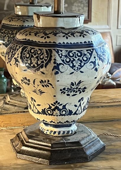 null Vase baluster of octagonal form out of earthenware with decoration in blue monochrome...