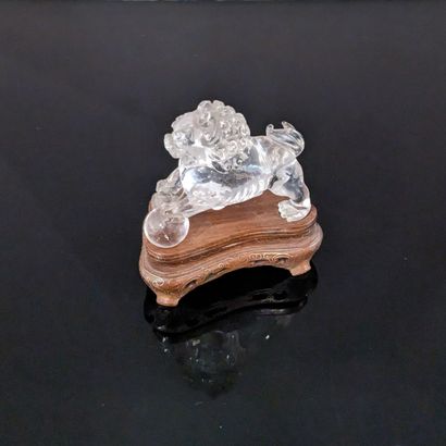 null Chine, XXe siècle. Lion gardien de temple en cristal de roche. H. 6,5 cm - L....