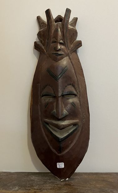 null Masque africain en bois sculpté et patiné figurant un visage surmonté d'un masque,...