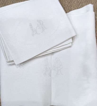 null [Linge de table] Ensemble en coton damassé : - une nappe ovale et onze serviettes...