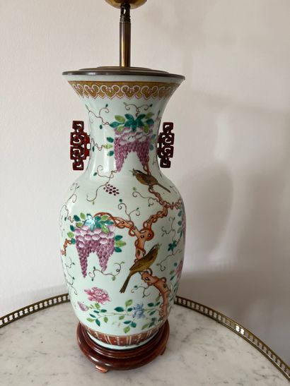 null CHINE, vers 1900. Grand vase balustre en porcelaine à décor en émaux polychromes...