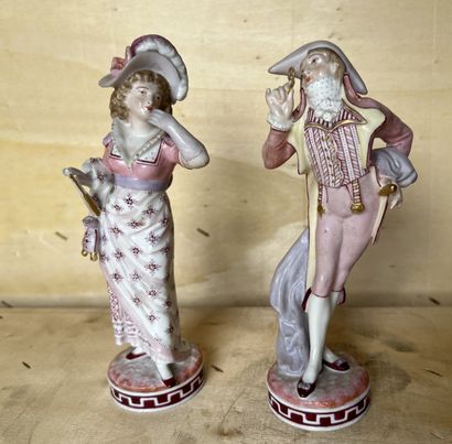 null Paire de statuettes en porcelaine à décor polychrome figurant un Incroyable...