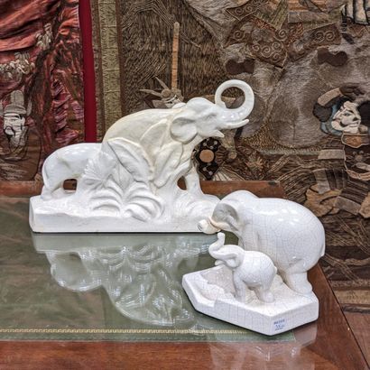 null L. FRANCOIS (XIXe XXe siècle). Eléphante et éléphanteau. Sculpture en faïence...