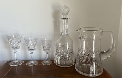 null Partie de service de verres en cristal à décor de croisillons : broc, carafe,...