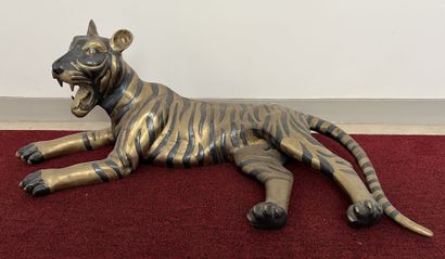 null Sculpture en cuivre doré et étain représentant un tigre couché. H. 45 cm - L....