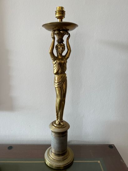 null Pied de lampe en bronze figurant une femme vêtue à l'Antique, la base à décor...