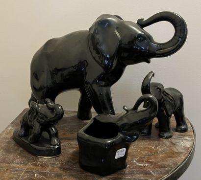 null Quatre sculptures en faïence émaillée noir figurant des éléphants. H. 10 à 27...