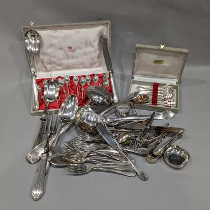 null Set in silver plated metal: - fish cutlery, ten forks and six knives; - salad...