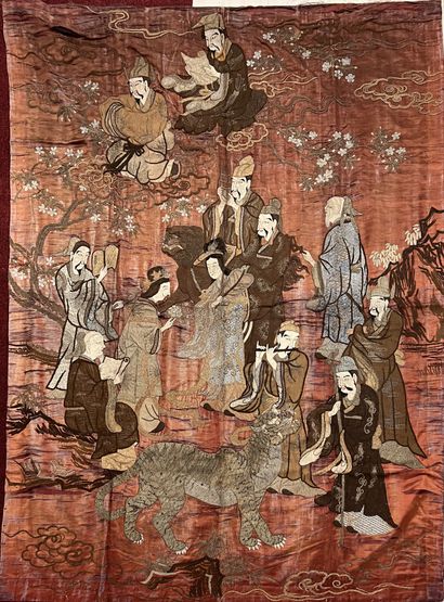 null Grande broderie d'Extrême-Orient sur soie à fond rouge représentant des personnages,...