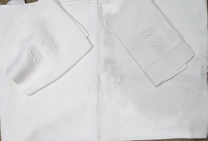 null [Linge de table] Ensemble en coton damassé : - une nappe ovale et onze serviettes...