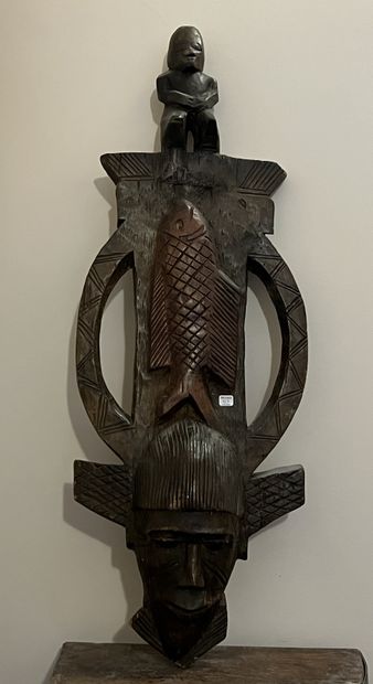 null Grand masque africain en bois sculpté surmonté d'un poisson, lui-même surmonté...