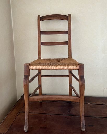 null Suite de six chaises rustiques en bois fruitier, le dossier à bandeau, l'assise...