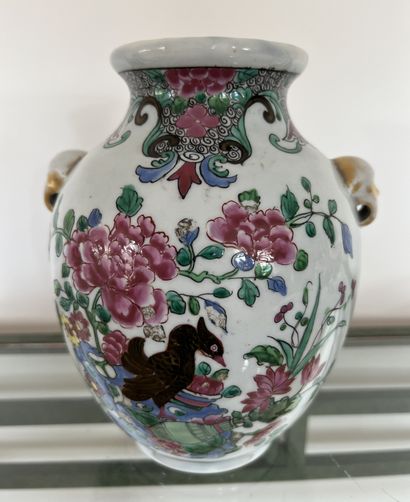 null Vase en porcelaine de Chine à décor polychrome de volatiles parmi des pivoines....