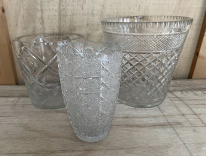 null Trois vases en cristal à décor de croisillons, pastilles, ou étoiles. H. 20...