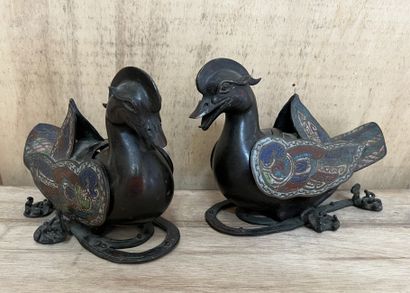null Chine, fin du XIXe siècle. Paire de canards formant brûle-parfum en bronze patiné...