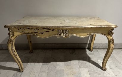 null Table basse en bois peint patiné jaune et rechampi argent, le plateau à l'imitation...